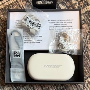 Bose Ivory Wireless Earbuds with Accessories